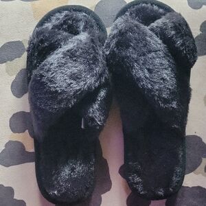 Women's Black Fuzzy Slippers
